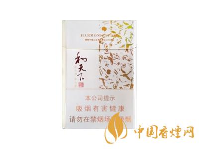 2020白沙和天下價格表和圖片 2020和天下香煙是白沙牌香煙中的一種，說起和天下香煙，相信大家都認識，和天下是高端香煙品牌,隸屬于湖南中煙工業有限責任公司，那么，2020年白沙和天下多少錢一包呢?趕緊來看看吧!  和天下香煙  和天下香煙時尚大氣的包裝　簡潔流暢的線條　以紫色為主色調的搭配　無一不顯示出和天下的不凡紫色在中國傳統里是尊貴的顏色，如北京故宮又稱為“紫禁城”亦有所謂“紫氣東來” 口感上此款雅香綿滑，香氣醇和，余味純凈，實屬難得一見的神品啊!  系列產品  和天下(尊尚中支)  類型： 烤煙型  煙氣煙堿量： 0.0 mg  煙長： 84 mm  過濾嘴長： 25 mm  包裝形式： 條盒硬盒  單盒支數： 20  銷售形式： 國產內銷  生產狀態： 待上市  備注： 白沙和天下尊尚中支  和天下(尊尚5000)  類型： 烤煙型  煙氣煙堿量： 0.0 mg  煙長： 88 mm  過濾嘴長： 25 mm  包裝形式： 條盒硬盒  單盒支數： 20  銷售形式： 國產內銷  生產狀態： 已上市  備注： 白沙和天下尊尚5000  白沙(硬和天下雙中支)  單盒參考價： 90 元  條盒參考價： 900 元  條盒批發價： 763.2 元  小盒條形碼： 6901028204798  條包條形碼： 6901028204804  白沙(和天下天下韶山)  單盒參考價： 100 元  條盒參考價： 1000 元  小盒條形碼： 6901028196925  條包條形碼： 6901028196932  白沙(軟和天下檀香)  單盒參考價： 100 元  條盒參考價： 1000 元  條盒批發價： 763.2 元  白沙(和天下細支)  單盒參考價： 100 元  條盒參考價： 1000 元  條盒批發價： 720.8 元  小盒條形碼： 6901028196048  條包條形碼： 6901028196055  白沙(軟和天下)  單盒參考價： 100 元  條盒參考價： 1000 元  條盒批發價： 720.8 元  小盒條形碼： 6901028196017  條包條形碼： 6901028196024  白沙(和天下)  單盒參考價： 100 元  條盒參考價： 1000 元  條盒批發價： 848 元  小盒條形碼： 6901028196925  條包條形碼： 6901028196932  通過以上的信息可以了解到2020年白沙和天下的價格，以上就是香煙網為您提供的關于2020白沙和天下價格表和圖片，白沙和天下多少錢一包?的信息，想要了解更多的信息請來關注香煙網吧!白沙和天下多少錢一包？